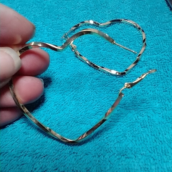 Goldtone twisted large heart wire earrings pierced - Picture 4 of 4